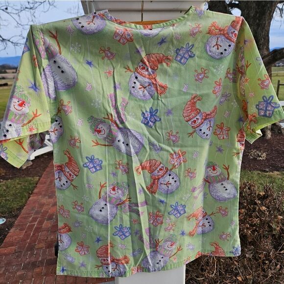 UA SCRUB TOPS V Neck CHRISTMAS SET Of 2, SNOWMEN TOPS LARGE NEW Festive - Picture 4 of 14